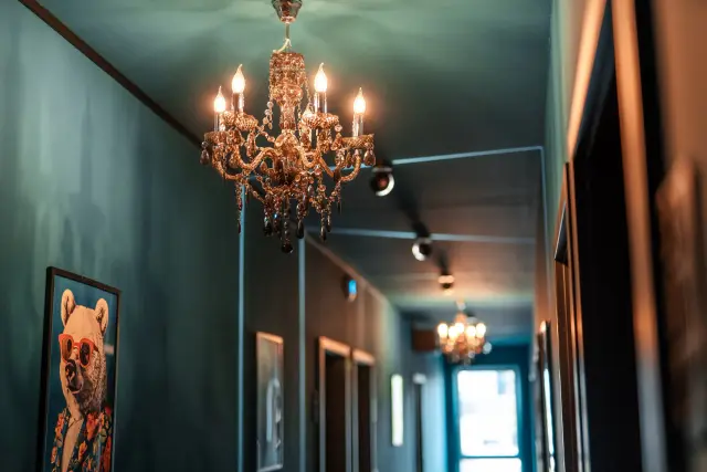 Designkorridor mit Kronleuchter in den Eighty-Eight Apartments Nürnberg