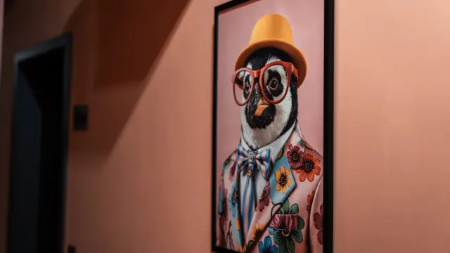 Pinguin-Wandkunst im Korridor der Eighty-Eight Apartments Nürnberg